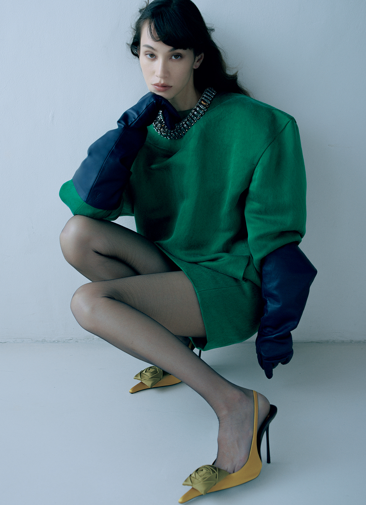 ドレス¥682,000 ネックレス¥462,000 グローブ¥275,000 シューズ¥407,000(ともに参考価格)/すべてSaint Laurent by Anthony Vaccarello(サンローラン クライアントサービス)