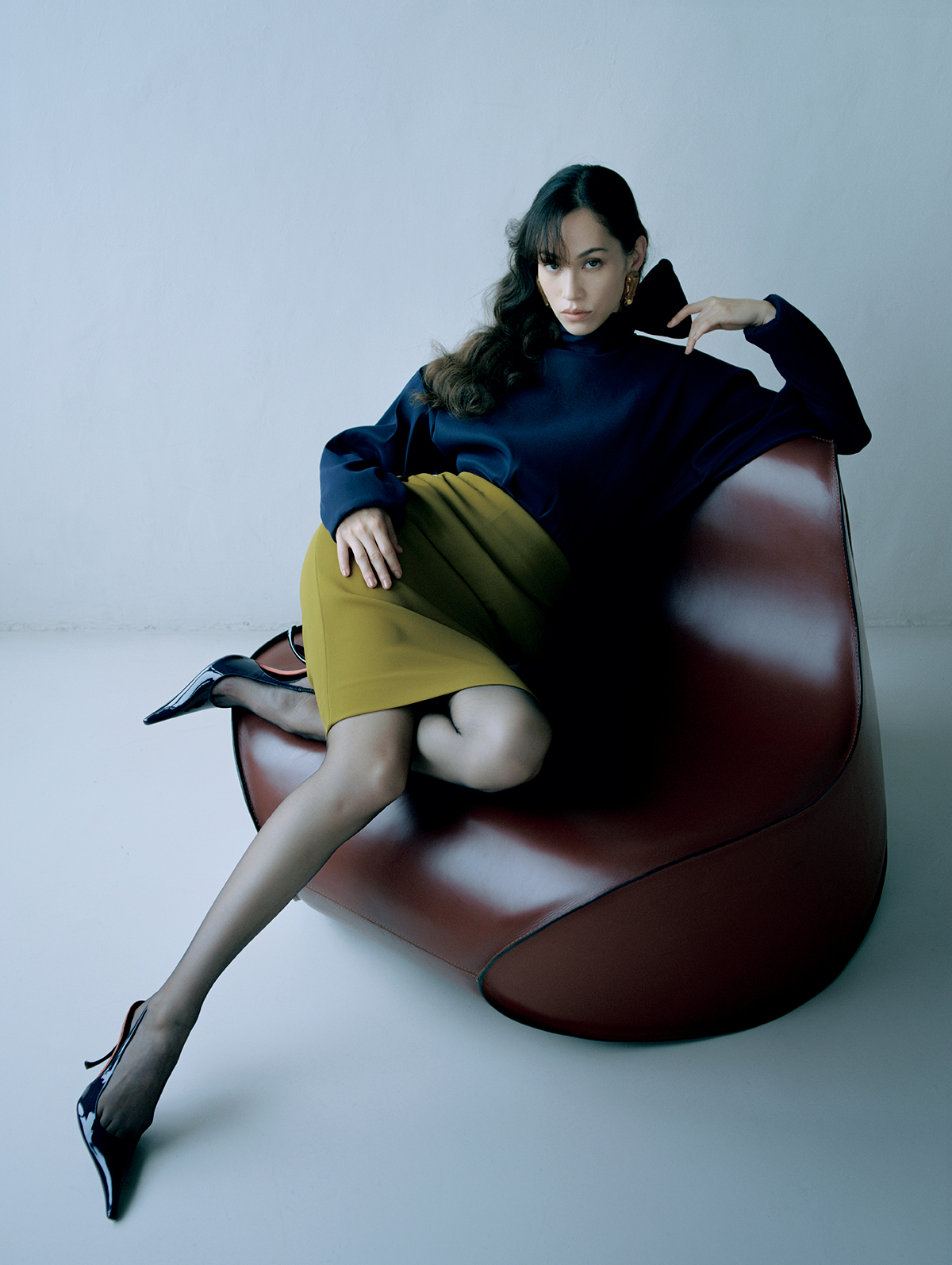 ブラウス¥777,700 スカート¥402,600 イヤリング¥291,500 シューズ¥451,000(参考価格)/すべてSaint Laurent by Anthony Vaccarello(サンローラン クライアントサービス)