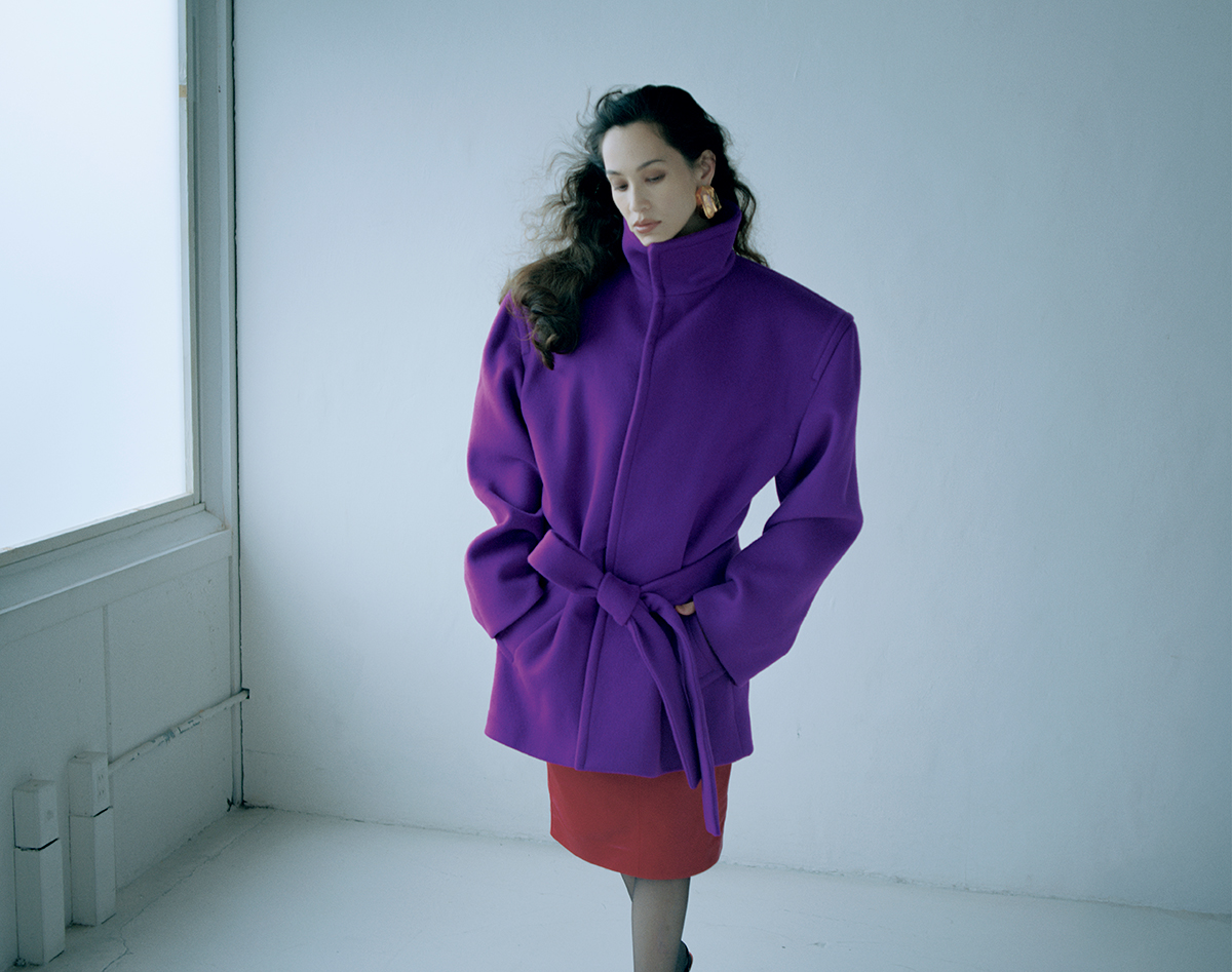 コート¥926,200 スカート¥777,700 イヤリング¥291,500 シューズ¥451,000(コートを除きすべて参考価格)/Saint Laurent by Anthony Vaccarello(サンローラン クライアントサービス)