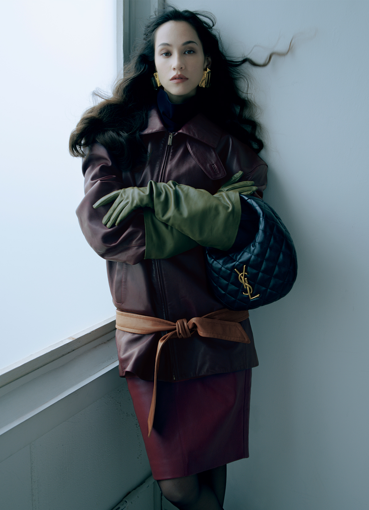 ブルゾン¥1,738,000 トップ¥481,800 スカート¥777,700 イヤリング¥291,500 グローブ¥275,000 バッグ「イカリーノ」¥445,500/すべてSaint Laurent by Anthony Vaccarello(サンローラン クライアントサービス)