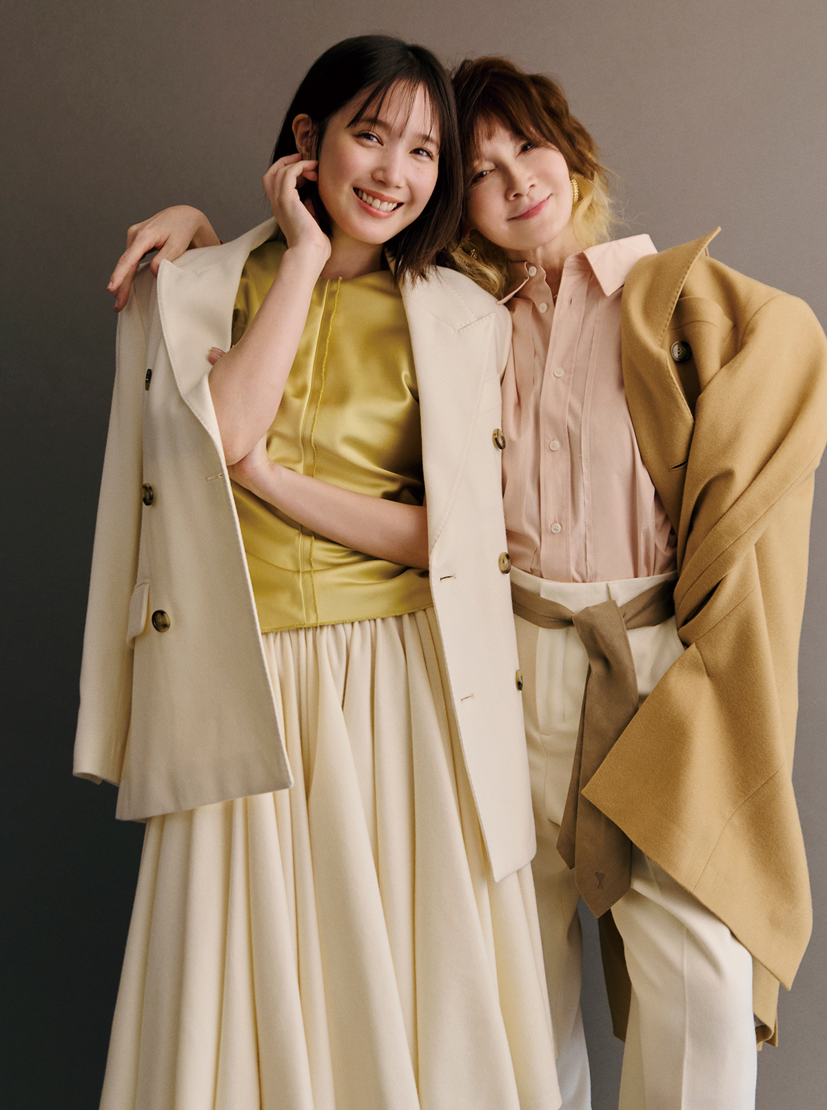 〈YOU〉ジャケット￥198,000　シャツ￥108,900　パンツ￥116,600　腰に巻いたネクタイ￥34,100　〈本田翼〉ジャケット￥198,000　トップ￥99,000　スカート￥223,300／すべてAmi Paris（アミ パリス ジャパン　オンライン カスタマーサービス）