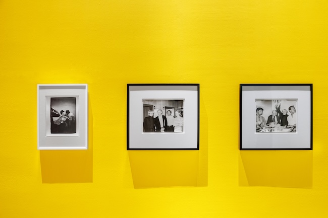 ANDY WARHOL – SERIAL PORTRAITSエスパス ルイ･ヴィトン東京での展示風景(2025年)Exhibition view at Espace Louis Vuitton Tokyo (2025)ANDY WITH TECHNICIANS PREPARING LIFE CAST[技術者たちとともに自身の型取りを準備するアンディ] 1980年ゼラチンシルバープリント / Gelatin silver print41.2 x 31.2 x 3 cmANDY ELLSWORTH KELLYRICHARD KOSHALEK AND UNIDENTIFIED GUEST[アンディ、 エルズワース･ケリー、リチャード･コシャレクおよび身元不明の客人] 1980年頃 / Circa 1980ゼラチンシルバープリント / Gelatin silver print41.9 x 45.6 x 3.2 cmDAVID HOCKNEY AND TWO UNIDENTIFIED MEN[デイヴィッド･ホックニーと2名の身元不明の男性] 1985年ゼラチンシルバープリント / Gelatin silver print41.9 x 45.6 x 3.2 cm©The Andy Warhol Foundation for the Visual Arts Inc. / Licensedby Adagp Paris 2025Courtesy of the Fondation Louis Vuitton Paris Photo credits:Jérémie Souteyrat / Louis Vuitton