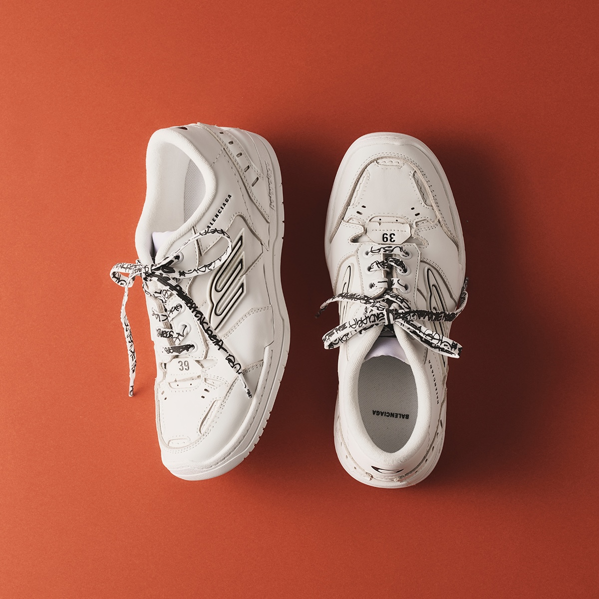 スニーカー￥137,500＊予定価格／Balenciaga（バレンシアガ クライアントサービス 0120-992-136）