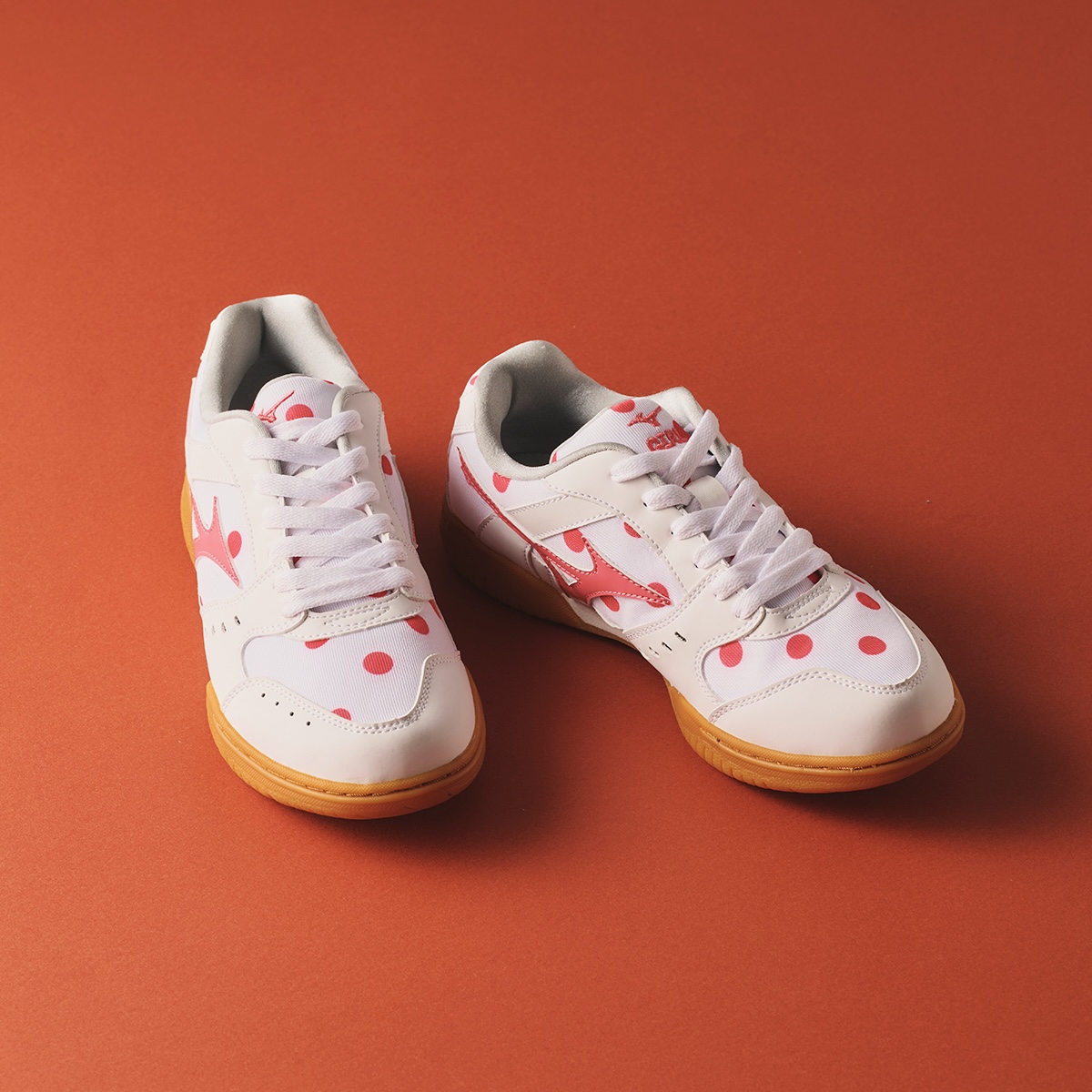 スニーカー￥25,300／Comme des Garçons Girl（コム デ ギャルソン 03-3486-7611）