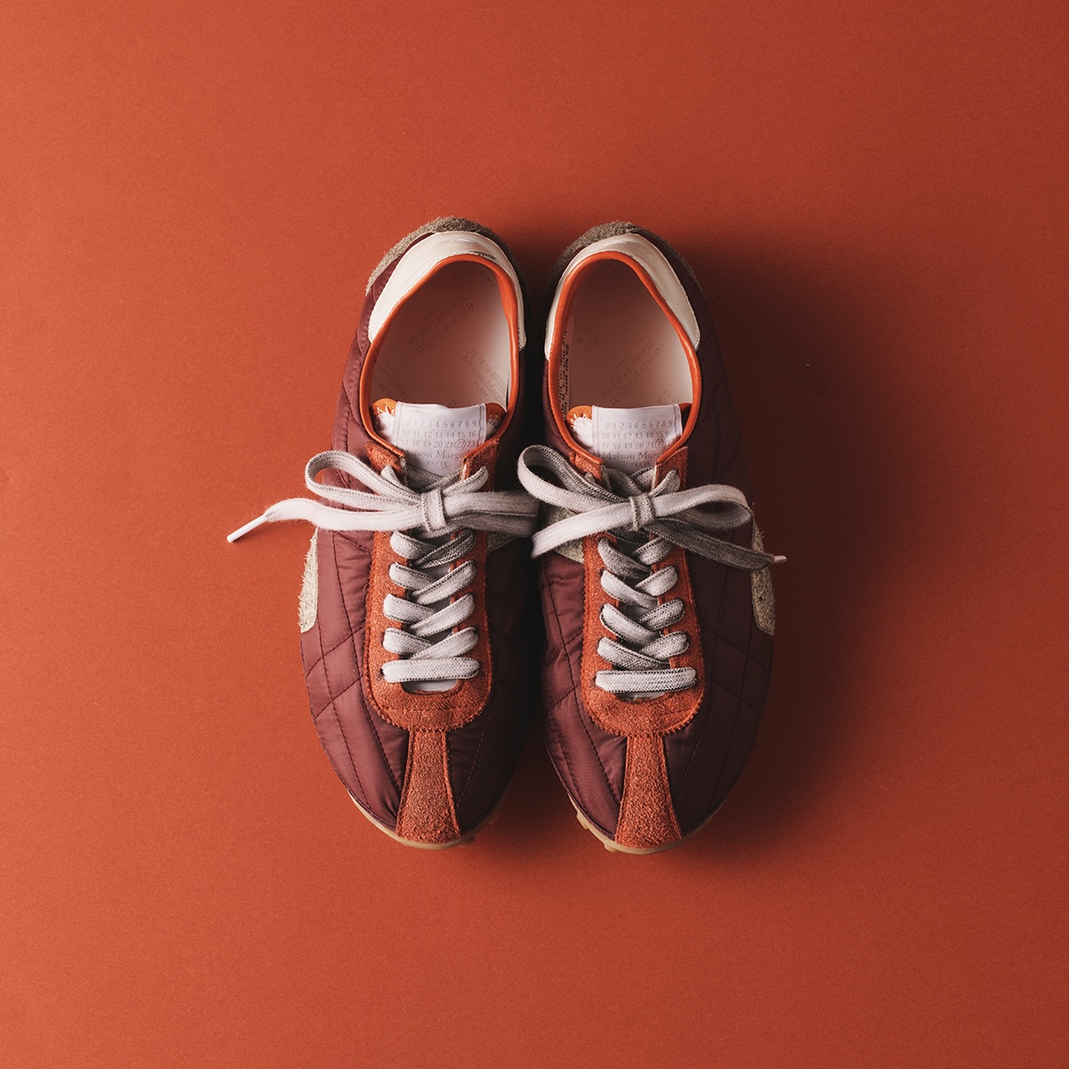 スニーカー￥154,000／Maison Margiela（マルジェラ ジャパン クライアントサービス 0120-934-779）