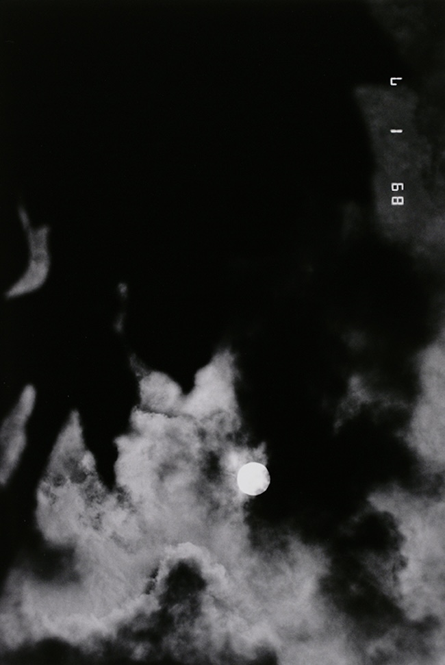 川田喜久治 『昭和最後の太陽、昭和64年1月7日』 「ラスト・コスモロジー」より (1989年) ゼラチン・シルバー・プリント 東京都写真美術館蔵