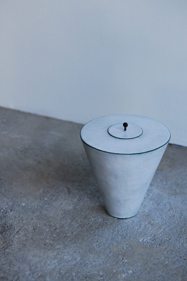 用途のある道具と用途のないオブジェの間のような形を目指したという銅白釉七宝蓋物器。