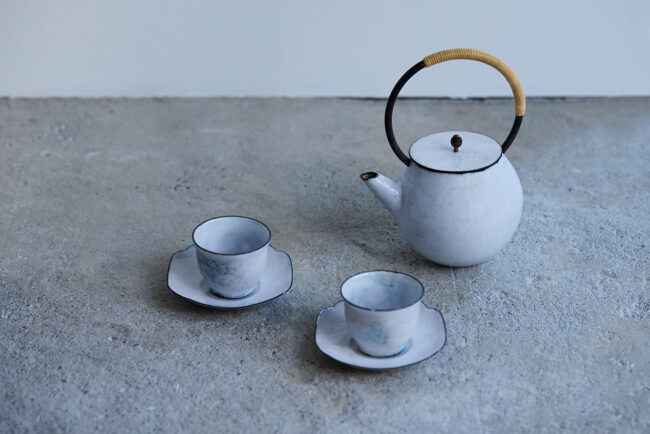 急須と茶杯と茶托の茶器セット。円が縦に連なったような絶妙なバランスの造形美。