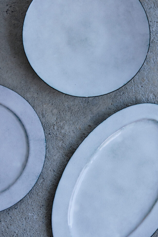 プレートは、８寸サイズを規格に、リムあり、リムなし、オーバルなどテーブルに複数並べたときの印象を考慮してサイズやデザインを決める。