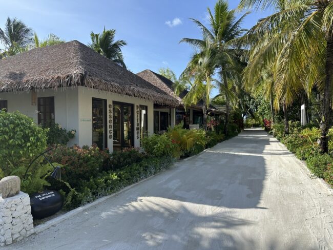 このストリートには、レストランの他、リゾートウェアや香水などを販売するショップが並ぶ