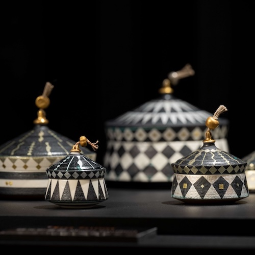 陶芸家 高橋朋子の独創的な金銀彩の世界。個展「Moon Pavilion」開催