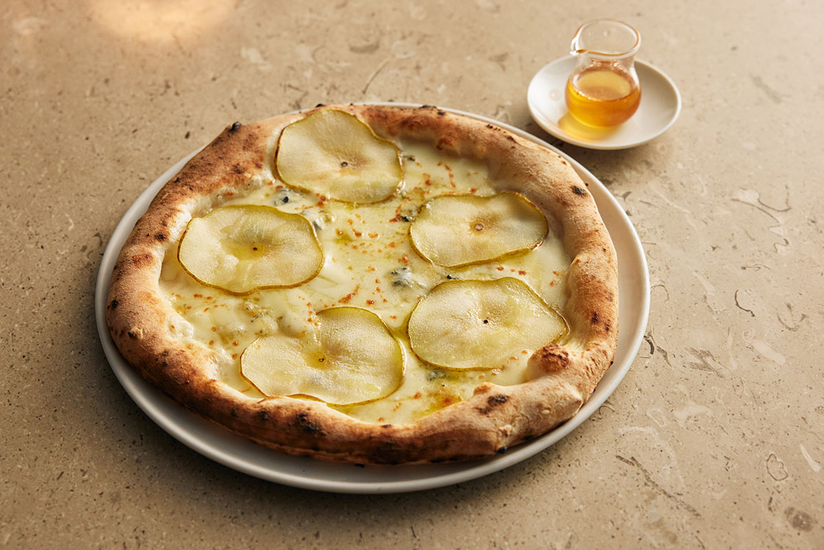 PEAR GORGONZOLA（洋梨とゴルゴンゾーラのピッツァ）￥3,200
