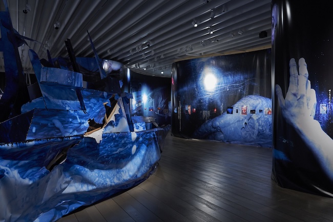 志賀理江子 『なぬもかぬも』 (2025年) 「山城知佳子×志賀理江子 漂着」展示風景 アーティゾン美術館 © Lieko Shiga. Photo: kugeyasuhide