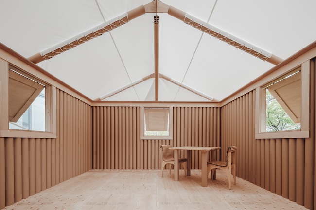 「ナイン・ヴィジョンズ|日本から世界に跳躍する9人の建築家」『紙のログハウス』 坂 茂(尾道市立美術館)©Tatsuya Tabii