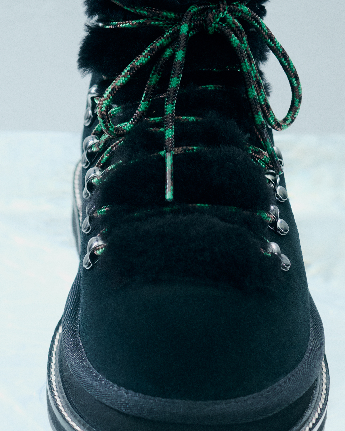 サカイ」と「アグ®」の2025 年秋冬コラボシューズ。ローファーやサイ