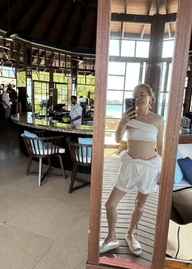 ラグジュアリーリゾートではホワイトのウェアが映えます。