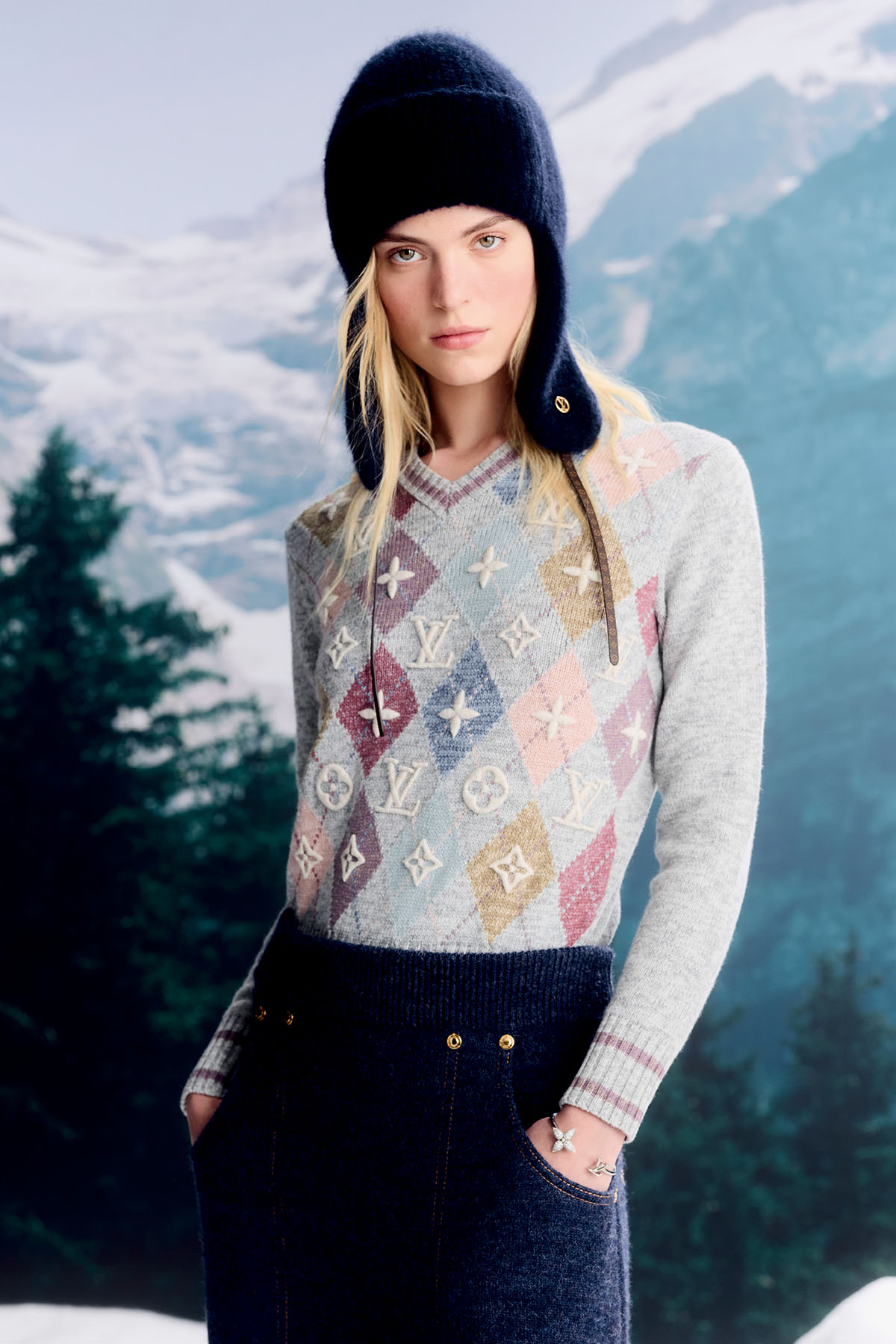 ニット¥408,100 ブレスレット¥101,200 パンツ ビーニー ともに参考商品/すべてLouis Vuitton(ルイ・ヴィトン クライアントサービス)