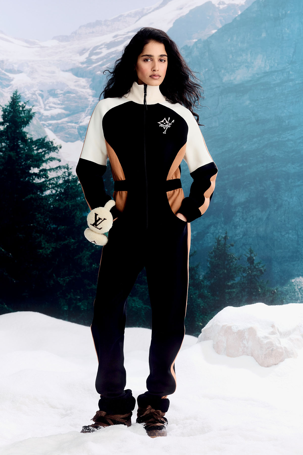 サロペット 参考商品 イヤマフ¥187,000 シューズ(参考色)¥266,200/すべてLouis Vuitton(ルイ・ヴィトン クライアントサービス)