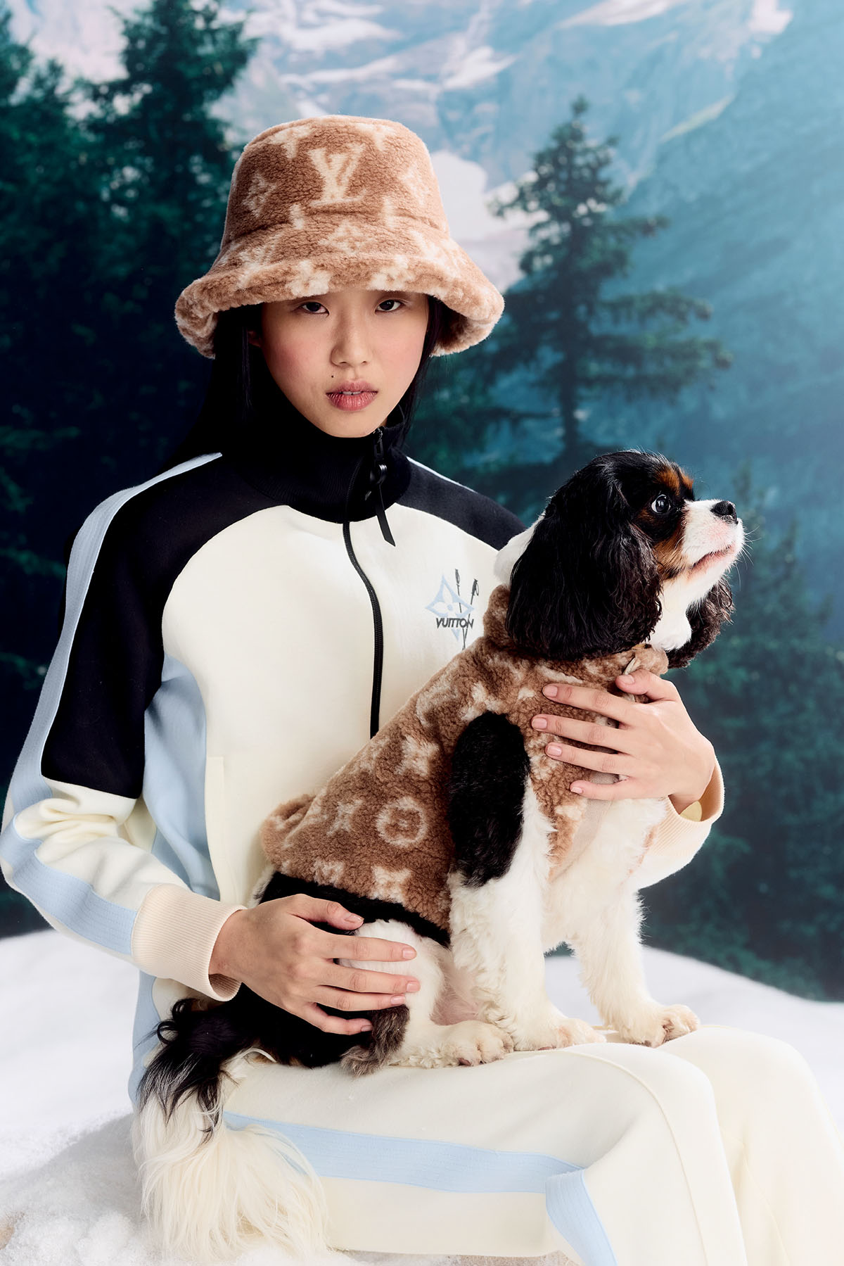 ジャケット パンツ ともに参考商品 ハット¥92,400 犬用ジャケット¥126,500/すべてLouis Vuitton(ルイ・ヴィトン クライアントサービス)