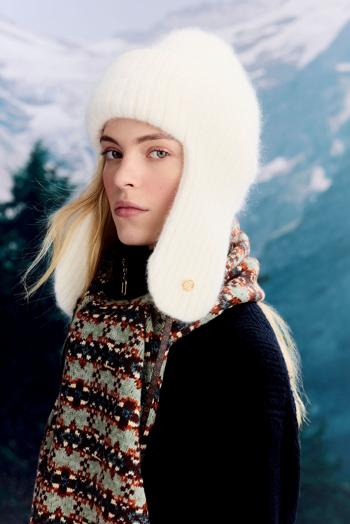 ニットジャケット¥388,300(仕様変更あり) ビーニー スカーフ ともに参考商品/すべてLouis Vuitton(ルイ・ヴィトン クライアントサービス)