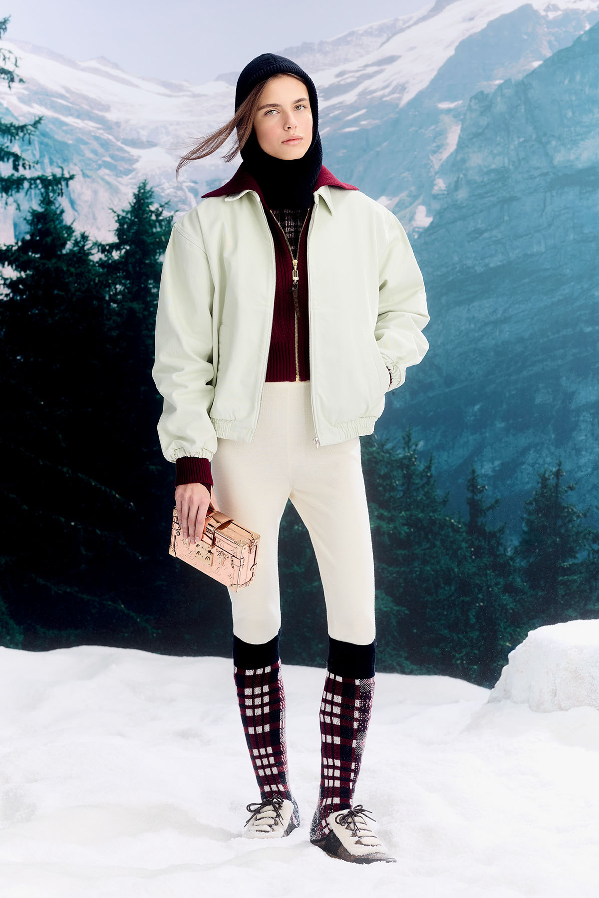 ジャケット ニット トップ レギンス カグール ソックス シューズ すべて参考商品 バッグ「PETITE MALLE」¥940,500/すべてLouis Vuitton(ルイ・ヴィトン クライアントサービス)