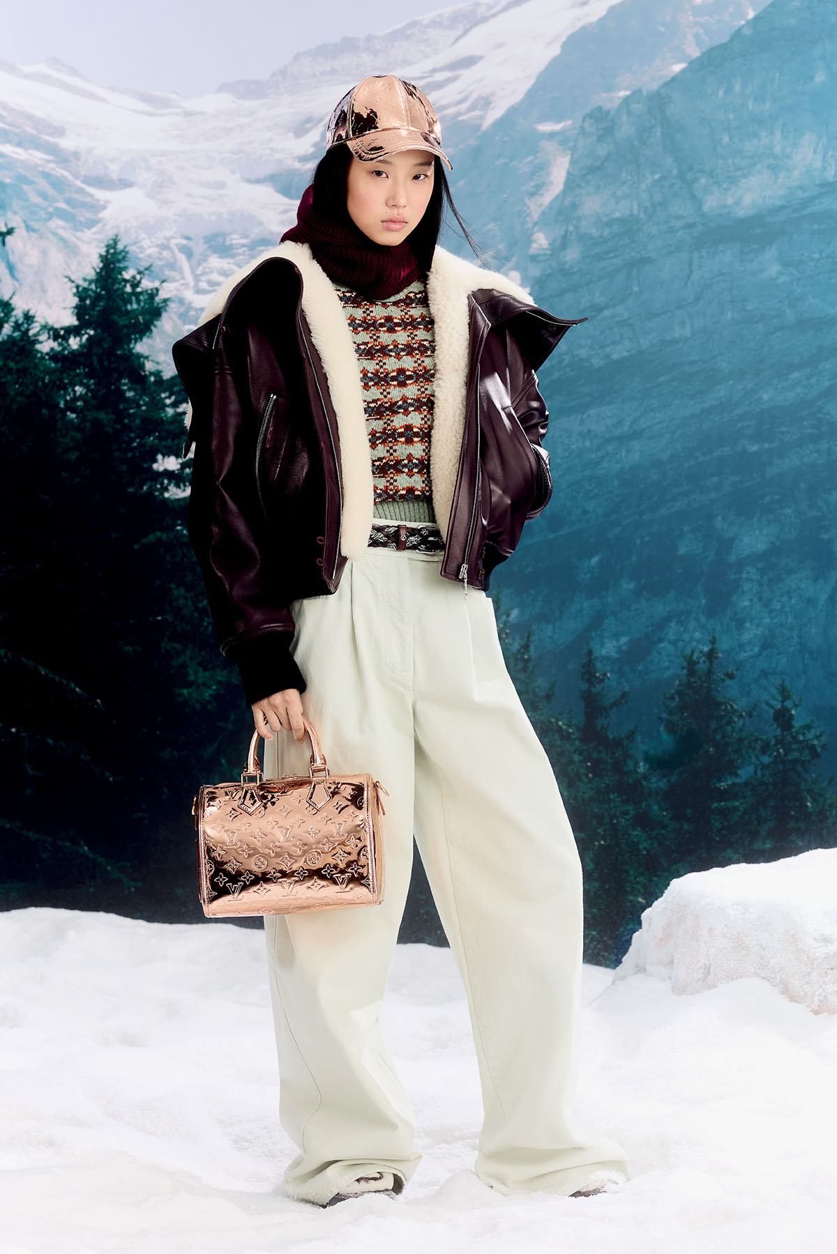 ジャケット ニット パンツ キャップ ベルト シューズ すべて参考商品 バッグ「SPEEDY 25」¥459,800/すべてLouis Vuitton(ルイ・ヴィトン クライアントサービス)