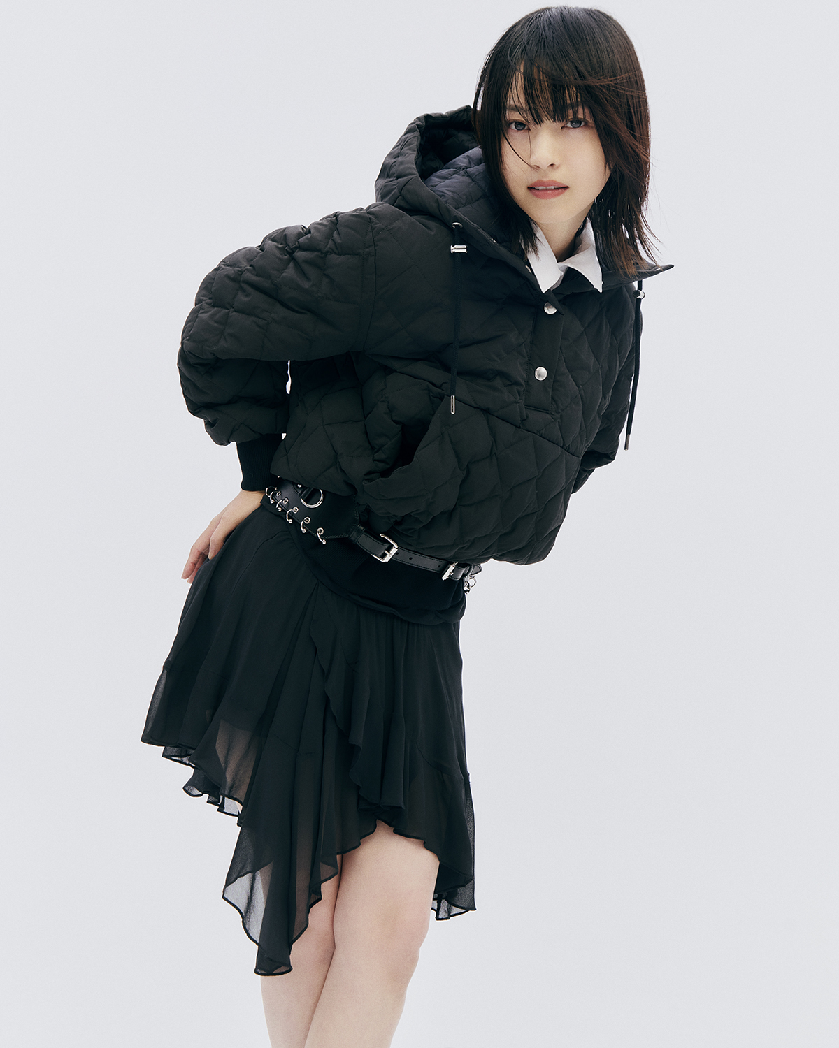 ジャケット¥154,000/Tatras(タトラス カスタマーセンター 03-6277-1766)スリーブレスシャツ¥23,000/Le Ciel Blue(リステア 03-5413-3708)スカート¥70,400/Marant Etoile ベルト¥95,700/Isabel Marant(ともにイザベル マラン 青山店 03-6427-3443)