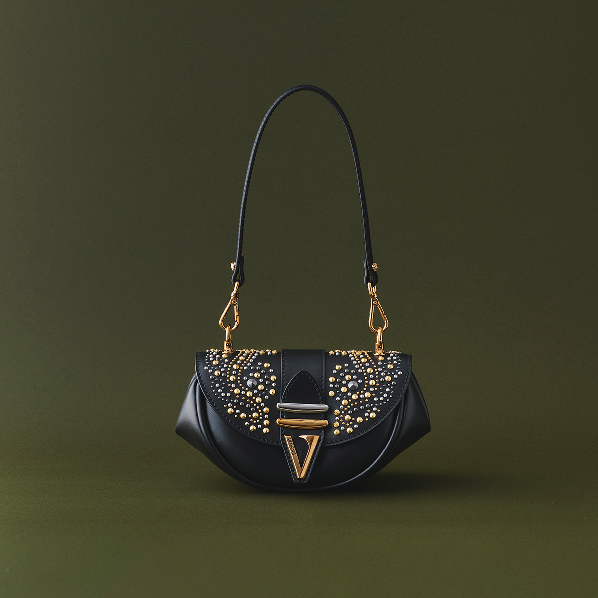 バッグ¥330,000(H15×W26.5×D12.5cm)/Versace(ヴェルサーチェ ジャパン www.versace.jp)