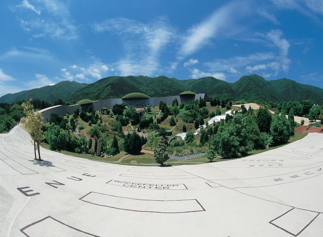 荒川修作＋マドリン・ギンズ《養⽼天命反転地》1995　@ 1997 Reversible Destiny Foundation. Reproduced with permission of the Reversible Destiny Foundation.