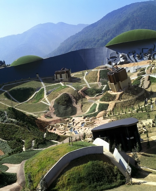 荒川修作＋マドリン・ギンズ《養⽼天命反転地》1995　@ 1997 Reversible Destiny Foundation. Reproduced with permission of the Reversible Destiny Foundation.