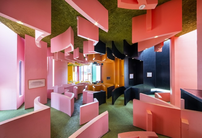 荒川修作＋マドリン・ギンズ《養⽼天命反転地》1995
@ 1997 Reversible Destiny Foundation. Reproduced with permission of the Reversible Destiny Foundati