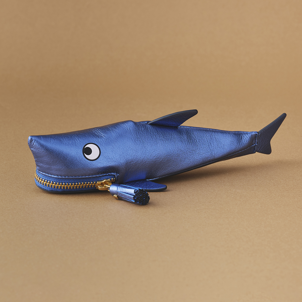 ペンシルケース￥50,600／Anya Hindmarch（アニヤ・ハインドマーチ ジャパン 0800-800-9120）