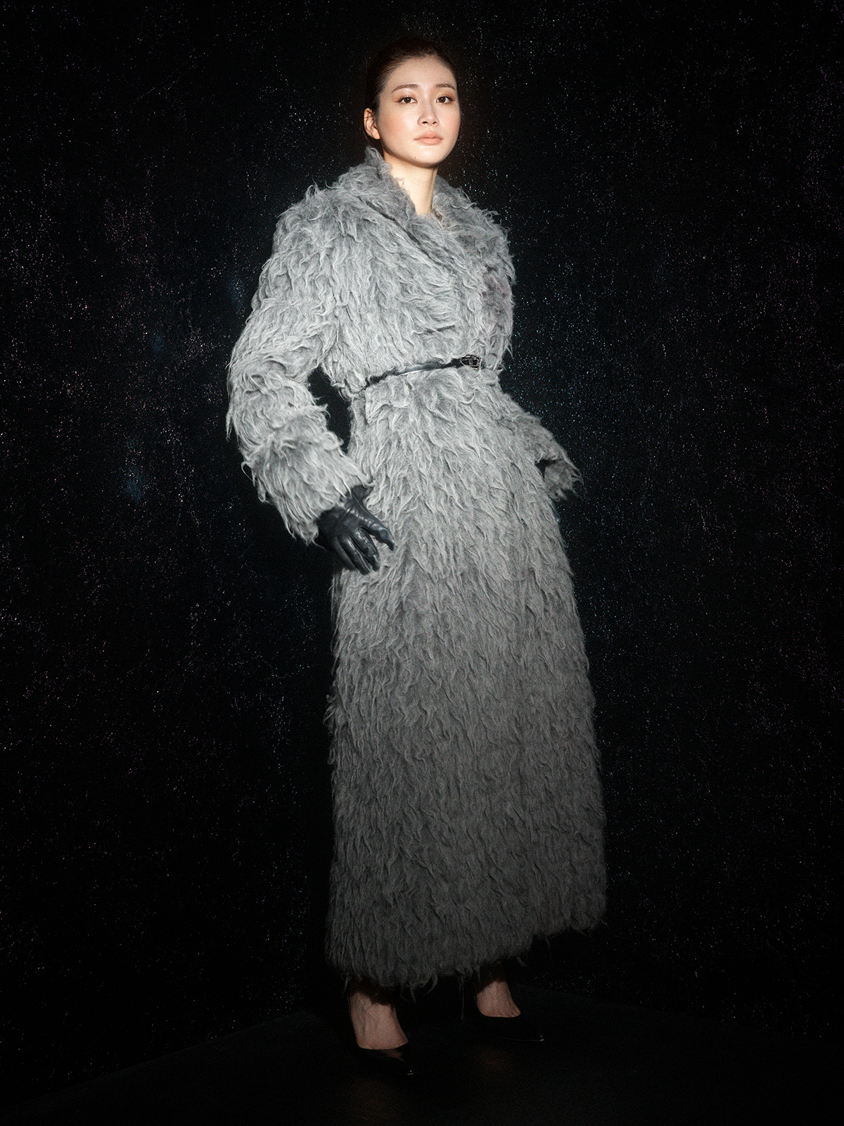 ロングコート¥201,300　ベルト¥31,900　パンプス¥121,000／すべてDiesel（ディーゼル ジャパン）　グローブ／スタイリスト私物