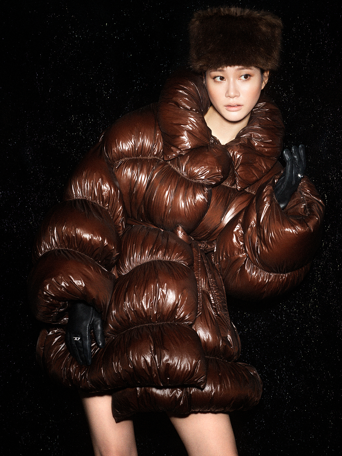 ダウンジャケット¥140,800　右手リング¥14,850　左手リング¥16,500／すべてDiesel（ディーゼル ジャパン）　ハット　グローブ／ともにスタイリスト私物