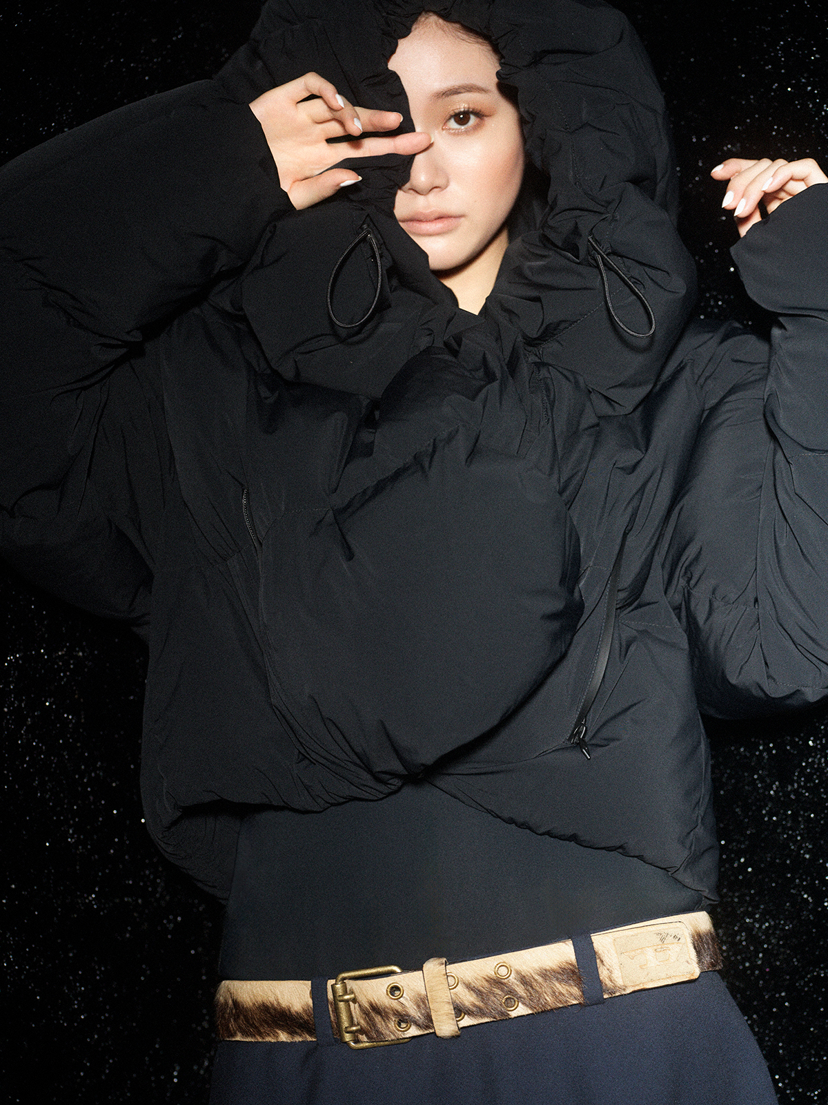 パファージャケット¥107,800　スカート¥121,000　ベルト¥50,600／すべてDiesel（ディーゼル ジャパン）