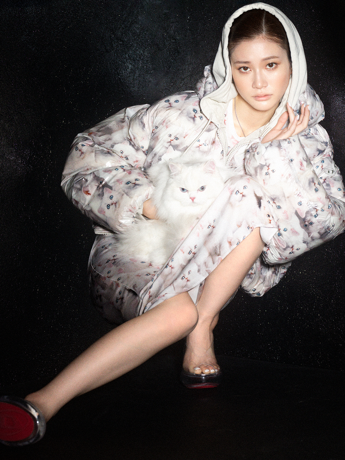 ダウンジャケット¥91,300 　Tシャツ¥27,500　スカート¥30,800　ネックレス¥20,900　シューズ¥83,600／すべてDiesel（ディーゼル ジャパン）