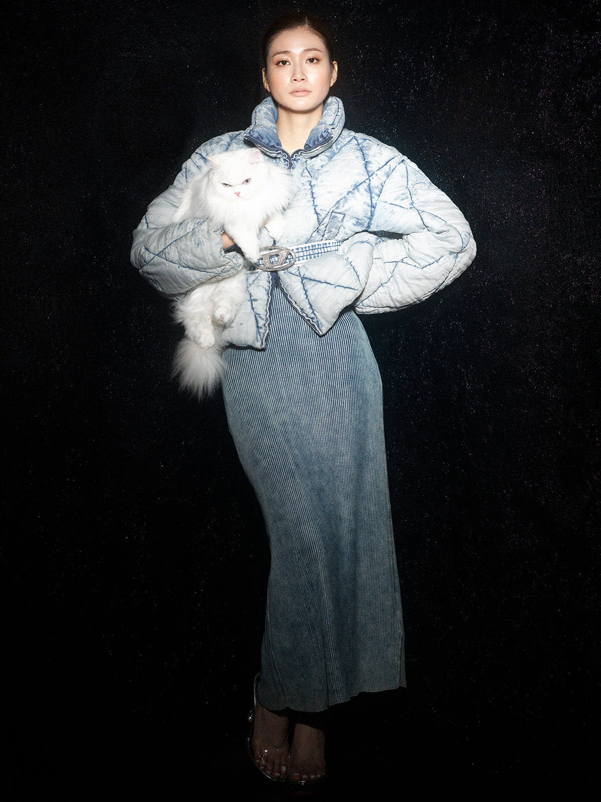 パファージャケット¥111,100　ドレス¥111,100　ベルト¥59,400　ミュール¥83,600／すべてDiesel（ディーゼル ジャパン）