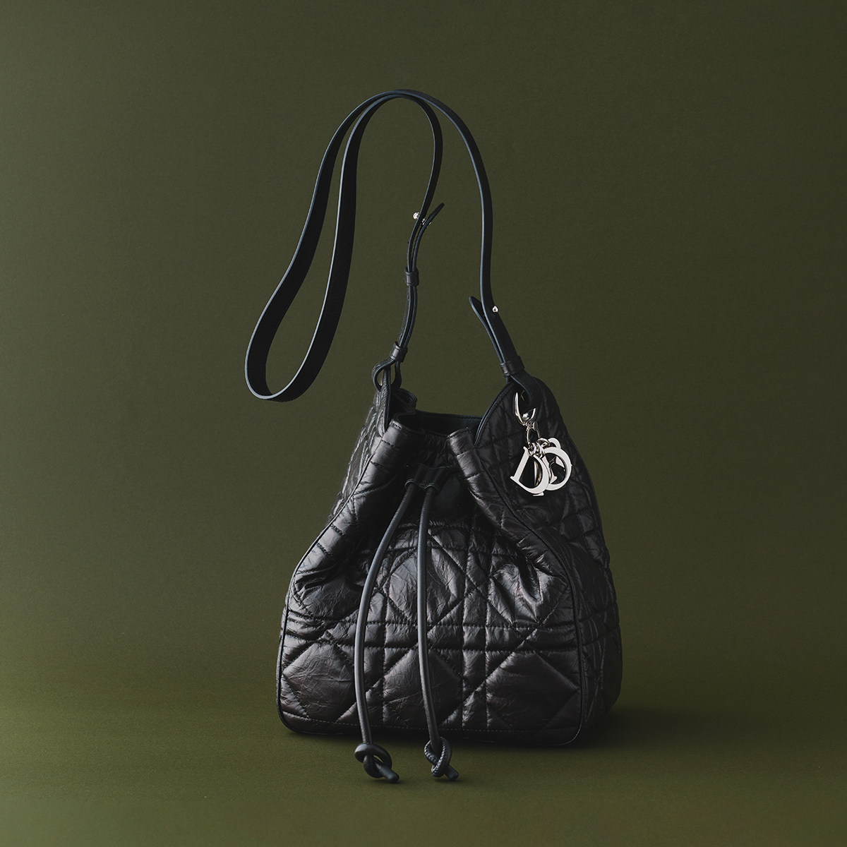 バッグ¥630,000*参考価格(H24×W23×D13cm)/Dior(クリスチャン・ディオール 0120-02-1947)