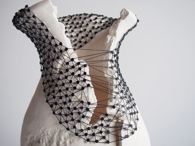 「dress /vase」割れ、破損をより魅力的に見せるためどう糸を纏わせるかを考えながら制作。