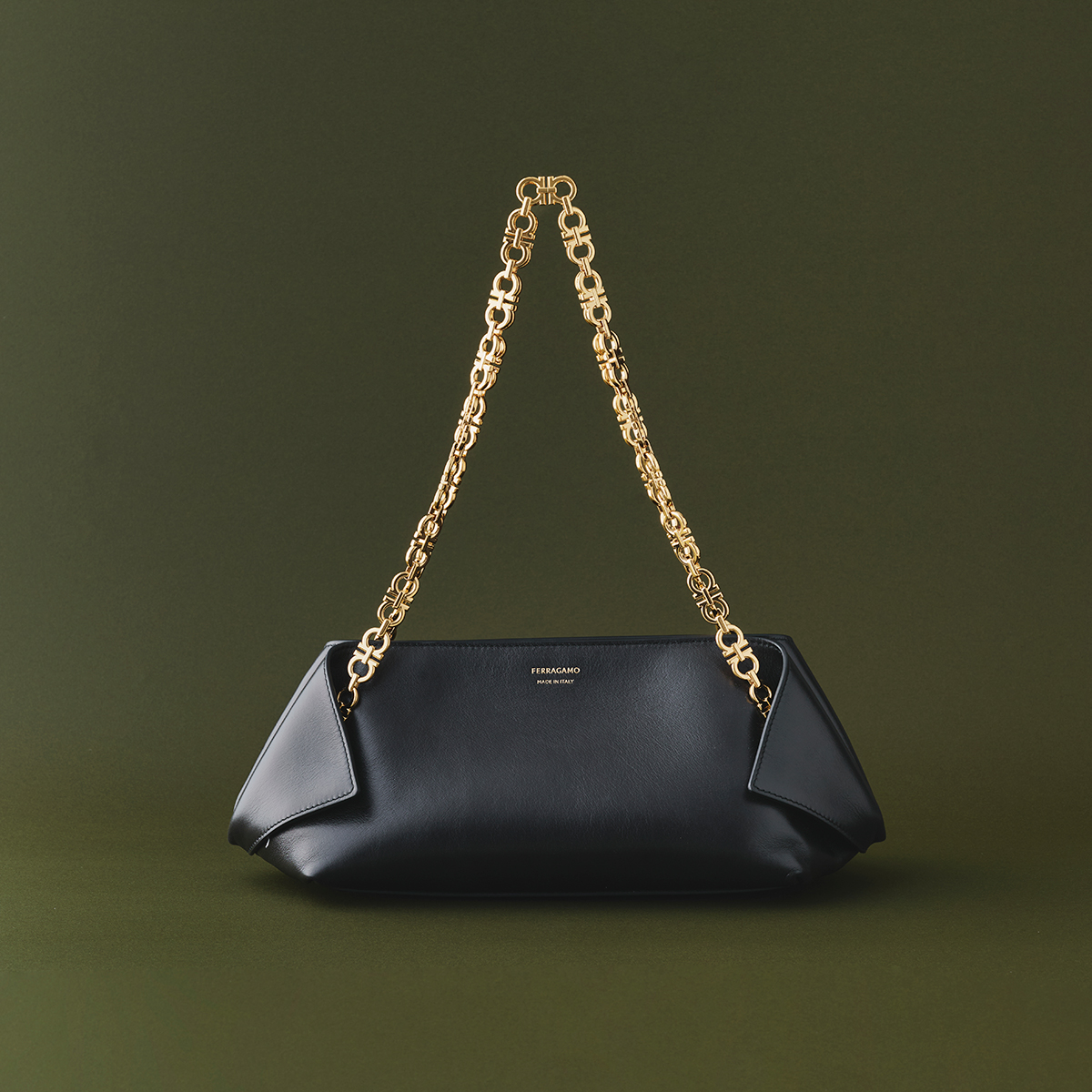 バッグ¥462,000(H13×W26×D14cm)/Ferragamo(フェラガモ・ジャパン 0120-202-170)