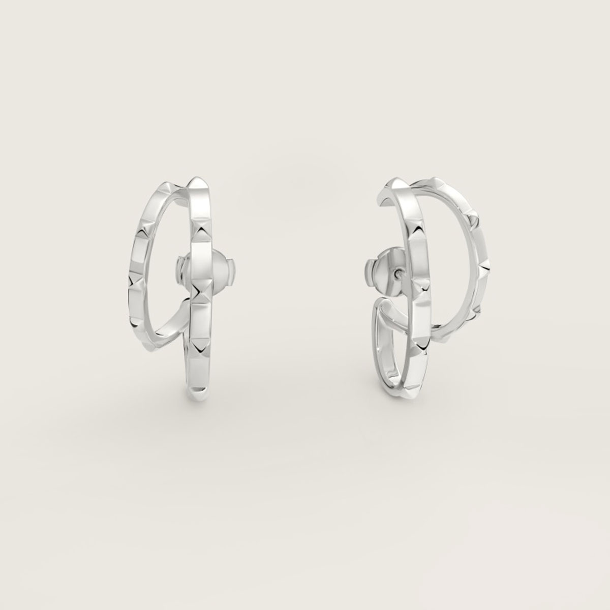 「エルメス・クルー・ドゥ・H」ピアス ¥261,800/Hermès(エルメスジャポン 03-3569-3300)©Hermès