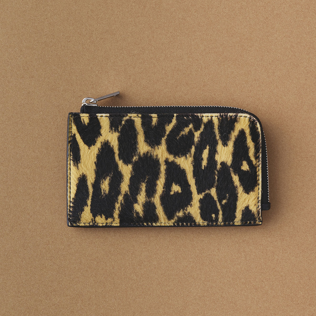 カードケース￥85,800／Jil Sander（ジルサンダージャパン 0120-998-519）