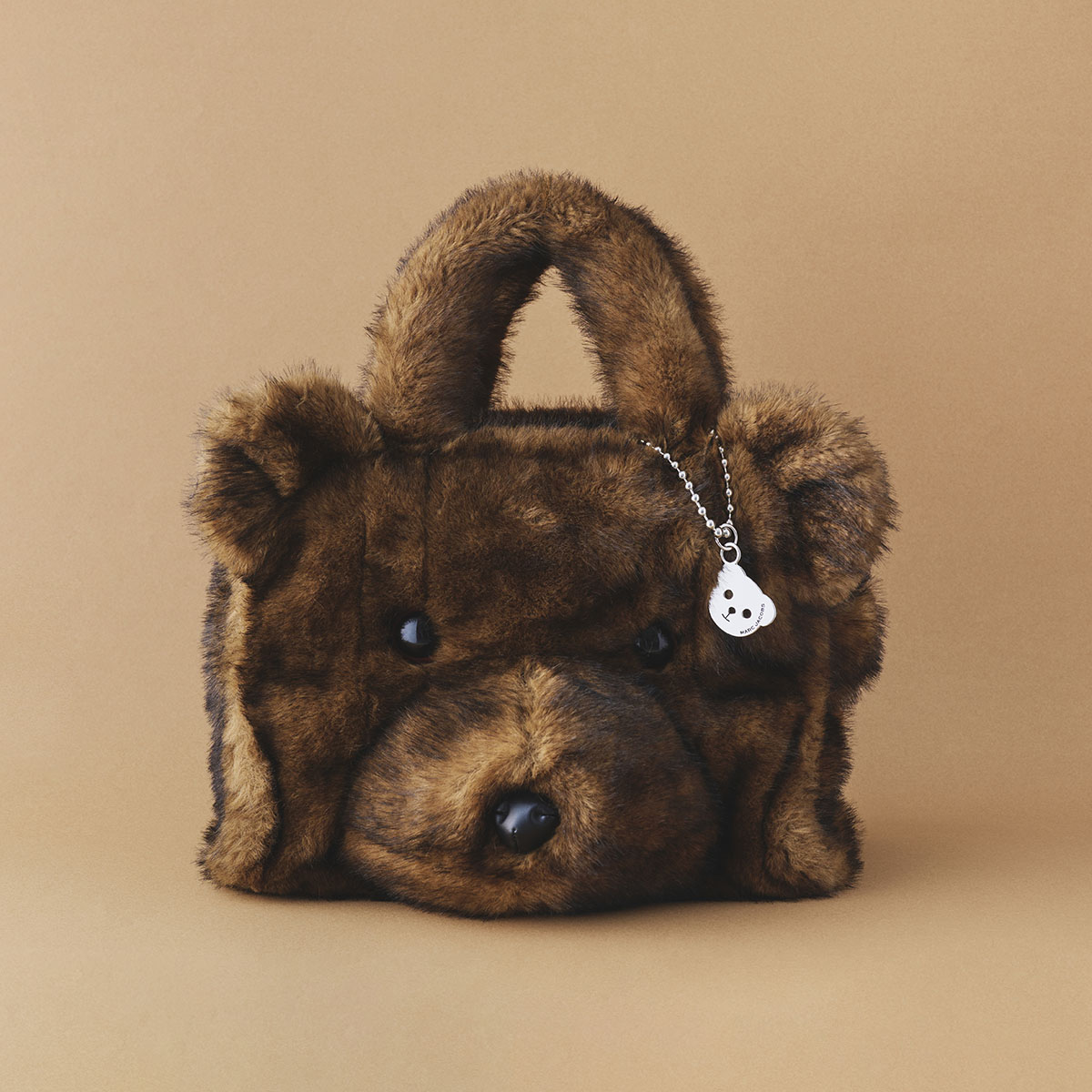 バッグ￥104,500（H27×W34×D16cm）／Marc Jacobs（マーク ジェイコブス カスタマーセンター 03-4335-1711）