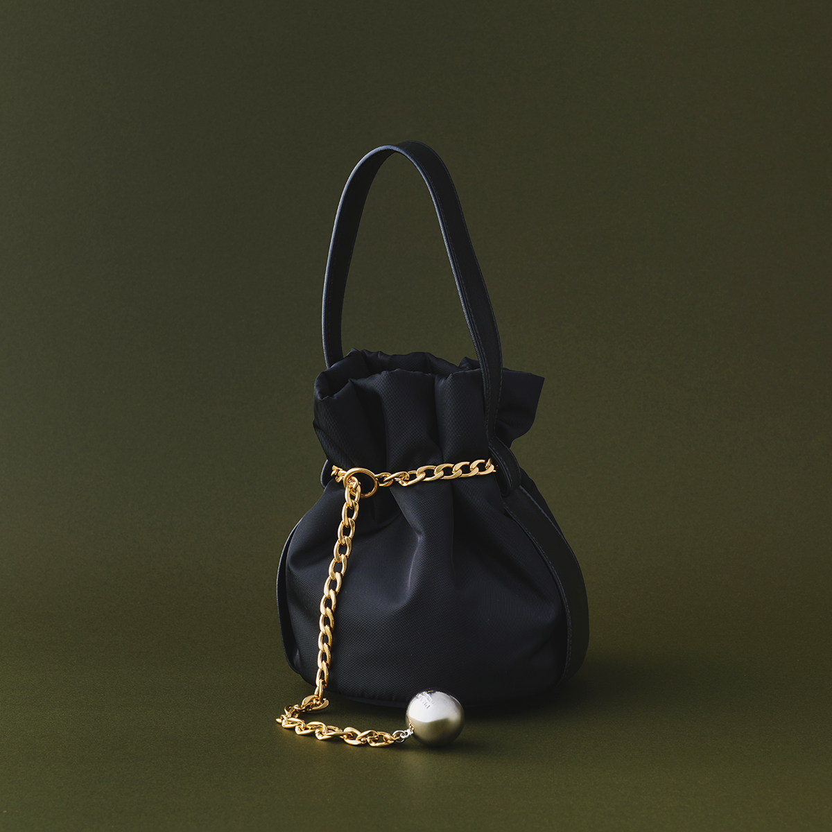 バッグ¥341,000*予定価格(H19×W15×D6cm)/Prada(プラダ クライアントサービス 0120-45-1913)