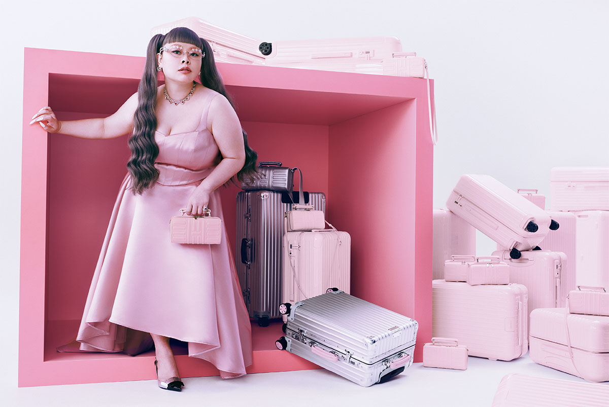 手に持ったバッグ『Groove』クロスボディバッグ スモール(W19.5×H10×D8.5cm/取り外し可能なストラップ付き)各¥180,400 シルバーのバッグ(奥)『Groove』クロスボディバッグ ラージ(W28×H13×D10cm)¥266,200 ピンクのスーツケース『Essential』キャビン(W39×H55×D23cm/3.2kg・36L)各¥143,000 ピンクのスーツケース『Essential』チェックインL(W51×H77.5×D26.5cm/4.8kg・ 85L)各¥179,300 ピンクのスーツケース『Essential』トランク プラス(W41×H80×D37cm/5.4kg・101L)各¥226,600 カスタム仕様のアルミのスーツケース『Classic』キャビン(W40×H55×D23cm/4.3kg・36L)¥237,600 ピンクレザーハンドル¥46,200 ピンクホイール¥24,200 『Classic』チェックイン L(ブラックレザーハンドル&ホイール/W53×H79×D28cm/6kg・84L)¥292,600/すべてRimowa(リモワ クライアントサービス)サングラス¥65,400/Gentle Monster(エム)イヤリング(WG×ルベライト×ダイヤモンド)各¥2,013,000 ネックレス(WG×ルベライト×ダイヤモンド)¥42,427,000 リング(WG×ルベライト×ダイヤモンド)¥3,806,000/すべてFred(フレッド カスタマーサービス)シューズ¥149,600/Sergio Rossi(セルジオ ロッシ ジャパン カスタマーサービス) ドレス/スタイリスト私物