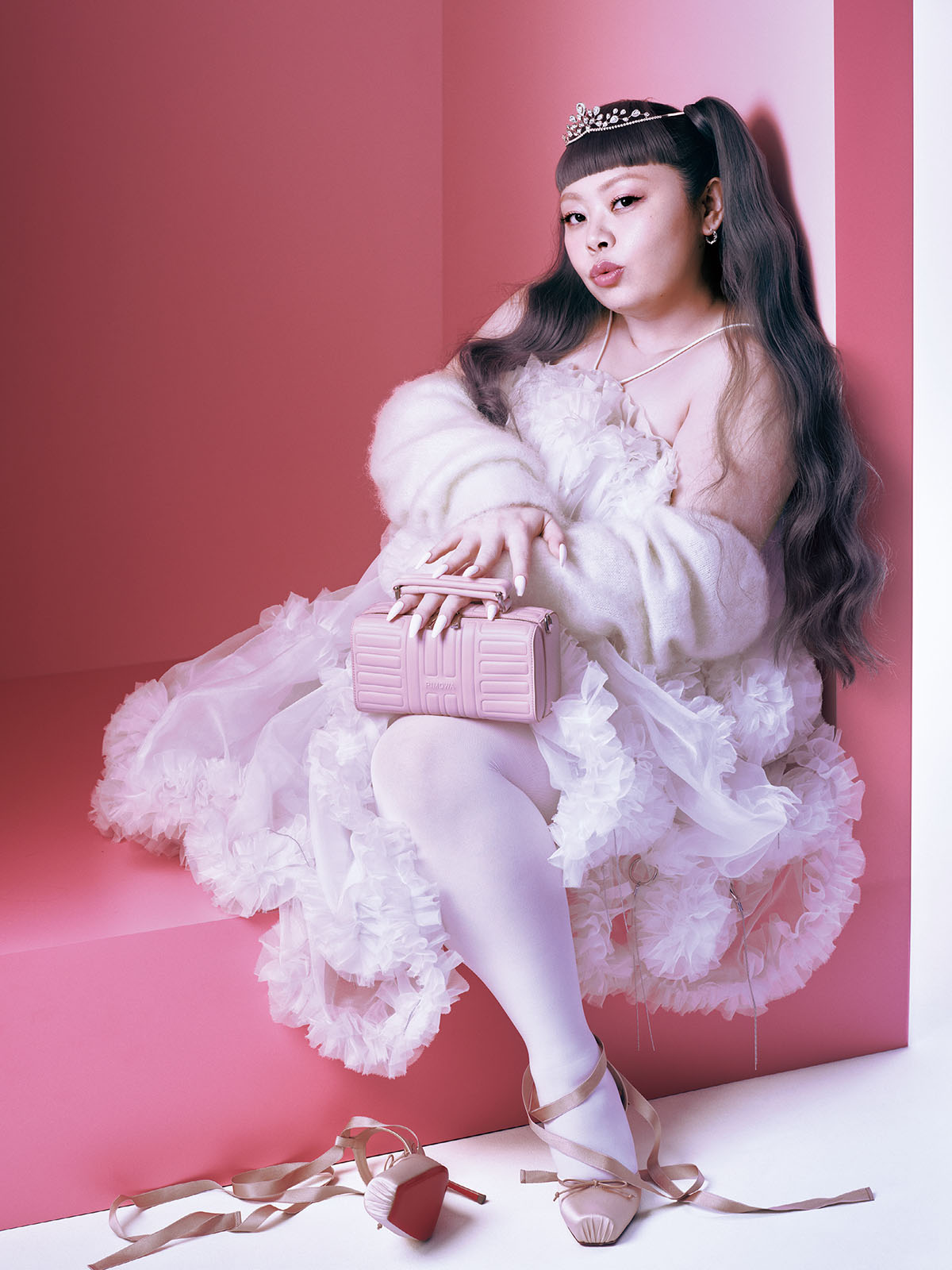 『Groove』クロスボディバッグ スモール(W19.5×H10×D8.5cm/取り外し可能なストラップ付き)¥180,400 ドレス¥495,000/Houga(ホウガ) アームウォーマー¥29,700/CFCL(シーエフシーエル) ティアラ(WG×ダイヤモンド)¥16,280,000(参考価格)フープイヤリング(WG×ダイヤモンド)¥756,800/ともにChaumet(ショーメ) シューズ¥176,000/Christian Louboutin(クリスチャン ルブタン ジャパン)タイツ/スタイリスト私物