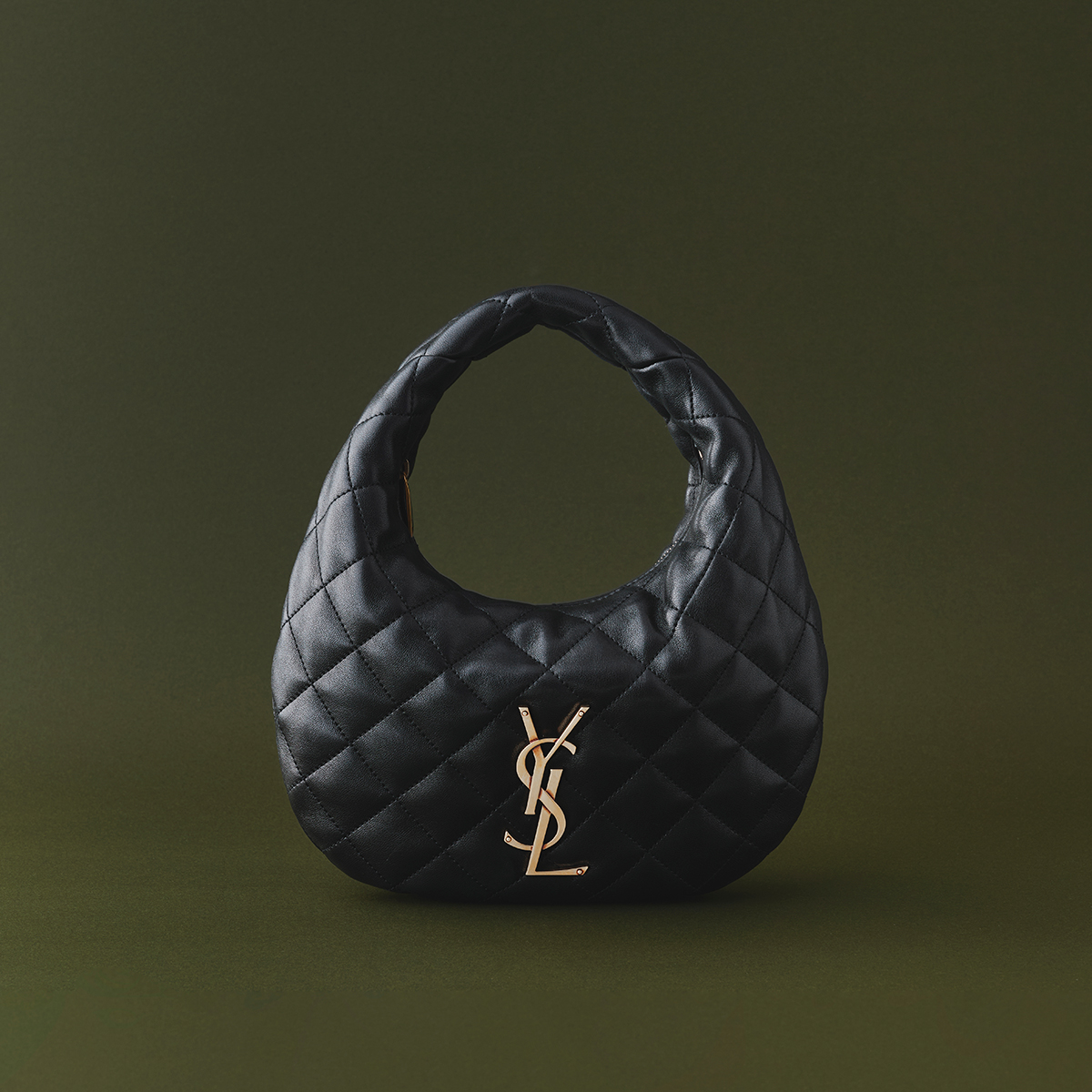 バッグ¥445,500(H16×W22×D7.5cm)/Saint Laurent by Anthony Vaccarello(サンローラン クライアントサービス 0120-95-2746)