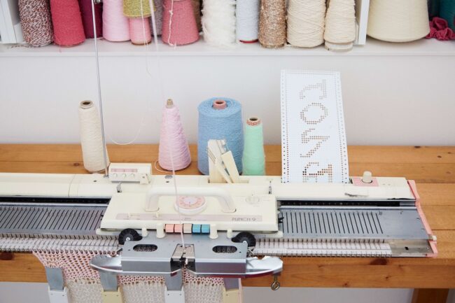 柄編みのジャガードや太い糸にも対応できるブラザーの『パンチナイン』。パンチで穴を開けたパンチカードという設計図を入れて柄模様を編んでいく。