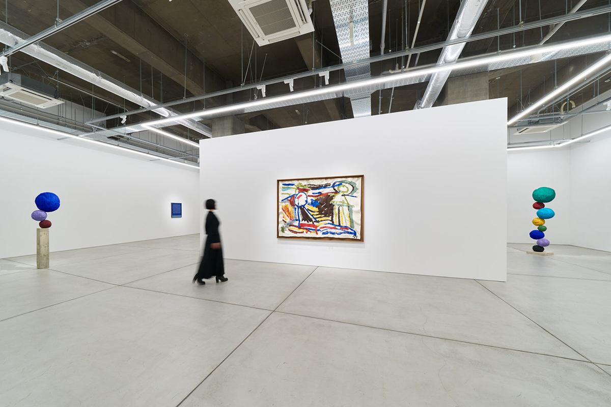 KOTARO NUKAGA 天王洲の展示風景より。中央の作品はリネン生地に糸で刺繍を施したアニー・モリスの作品『A Petal Silently Fell』。Photo:Osamu Sakamoto, Courtesy of KOTARO NUKAGA