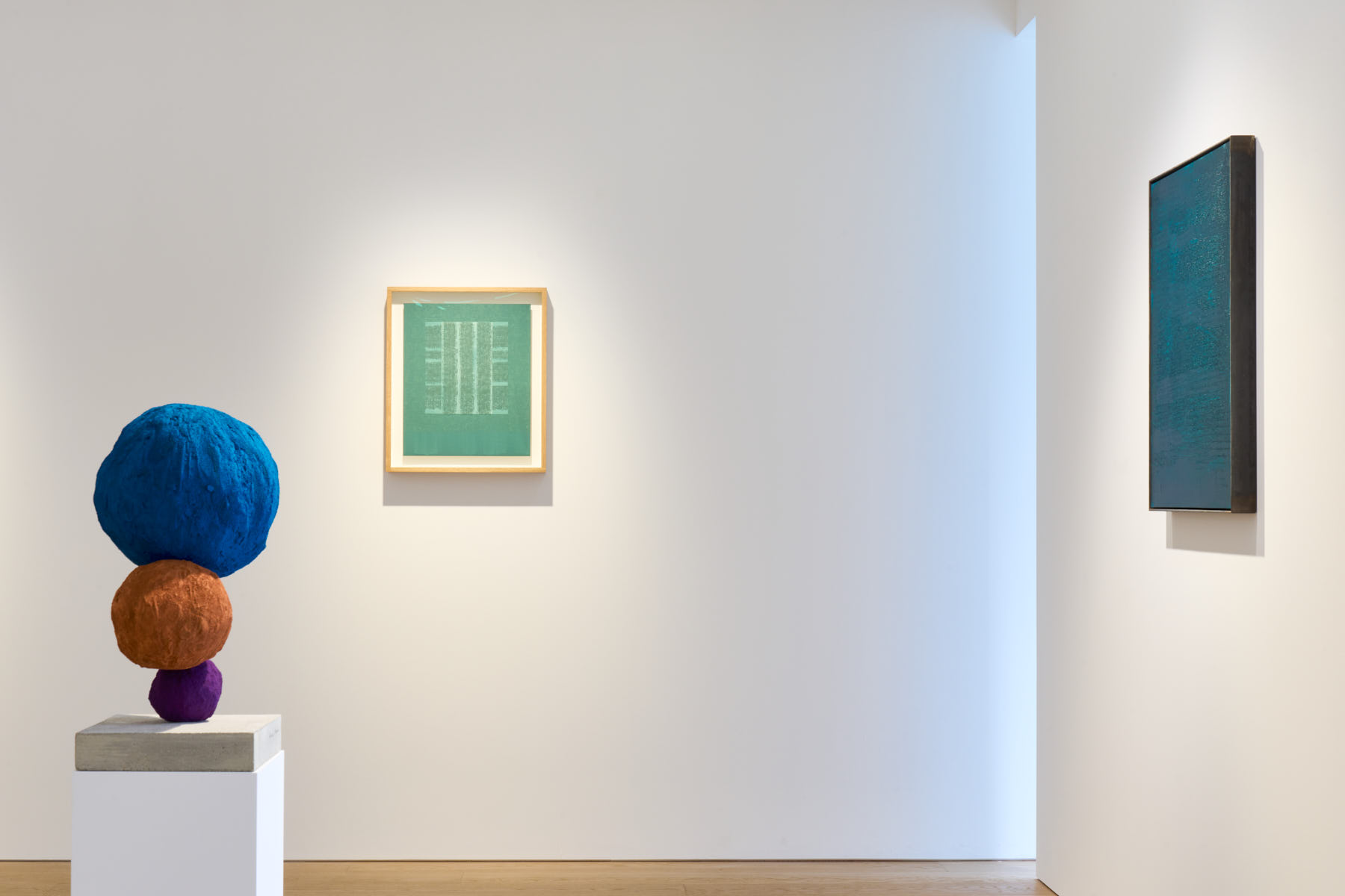 KOTARO NUKAGA 六本木の展示風景より。アニー・モリスによる「Stack」シリーズ(左)と、イドリス・カーンによる無数の音符が入れ込まれた「After the reflection」シリーズの作品。Photo:Osamu Sakamoto, Courtesy of KOTARO NUKAGA